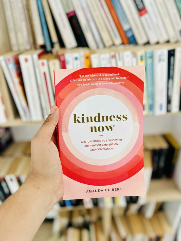 Kindness Now: A 28-Day Guide to Living with Authenticity, Intention, and Compassion – Amanda Gilbert