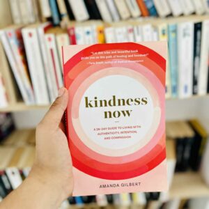 Kindness Now: A 28-Day Guide to Living with Authenticity, Intention, and Compassion - Amanda Gilbert