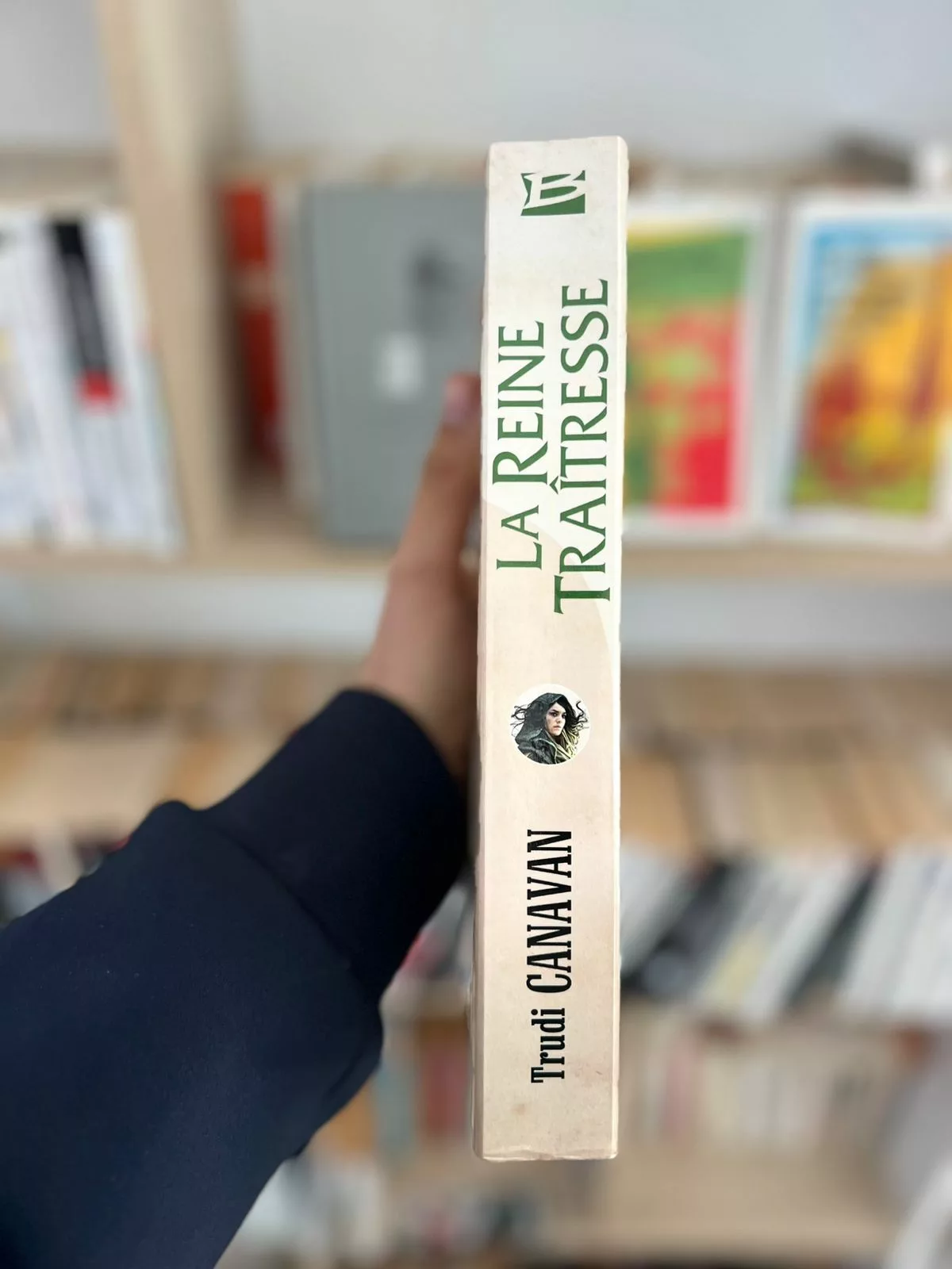 Les Chroniques du magicien noir, Tome 3 : La reine traitresse