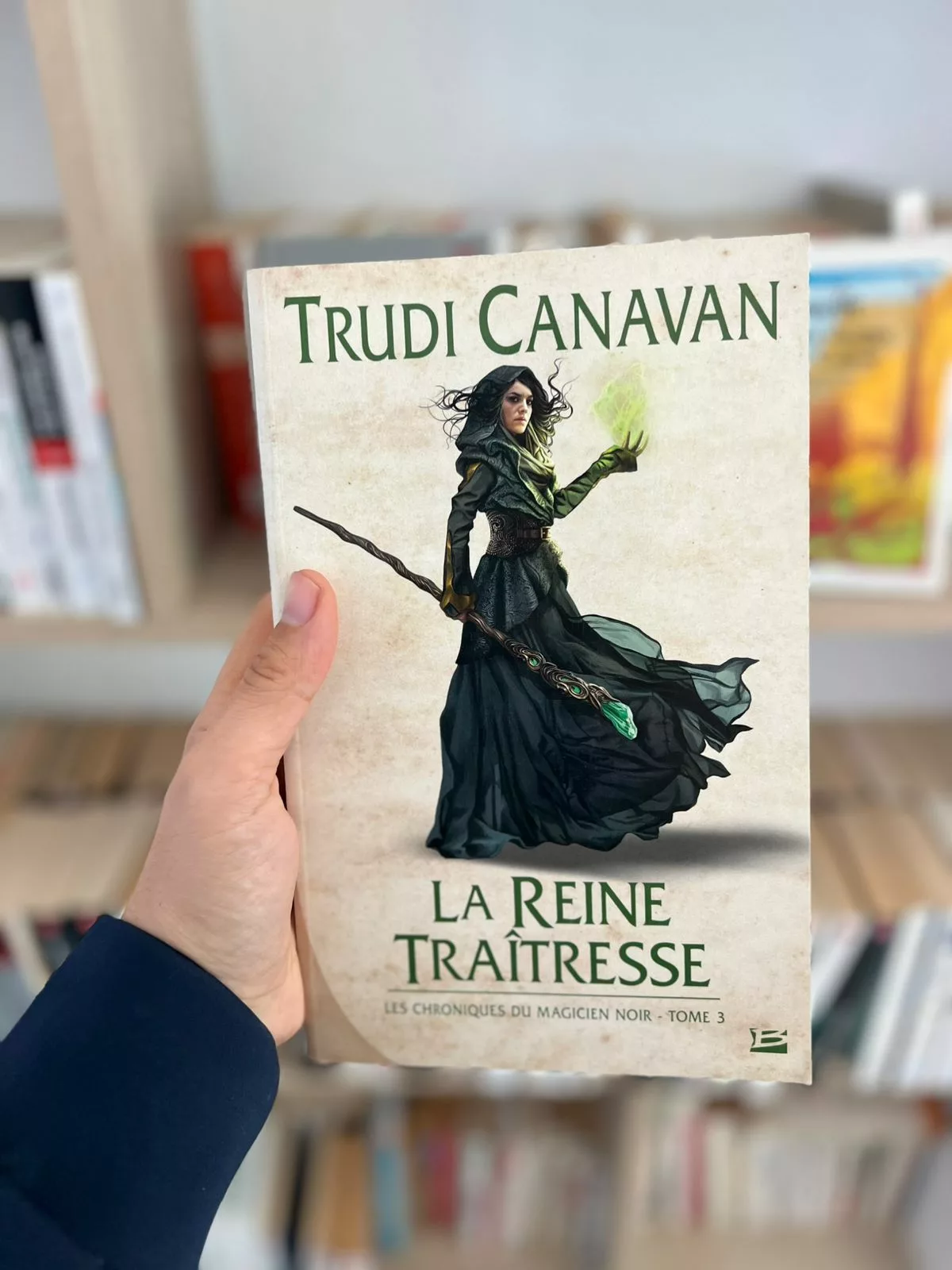 Les Chroniques du magicien noir, Tome 3 : La reine traitresse