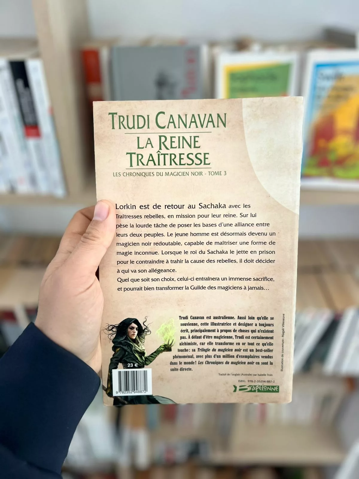 Les Chroniques du magicien noir, Tome 3 : La reine traitresse