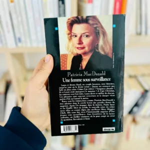 Une femme sous surveillance