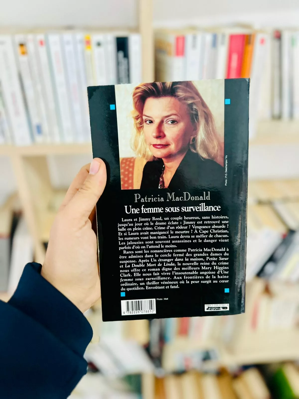 Une femme sous surveillance