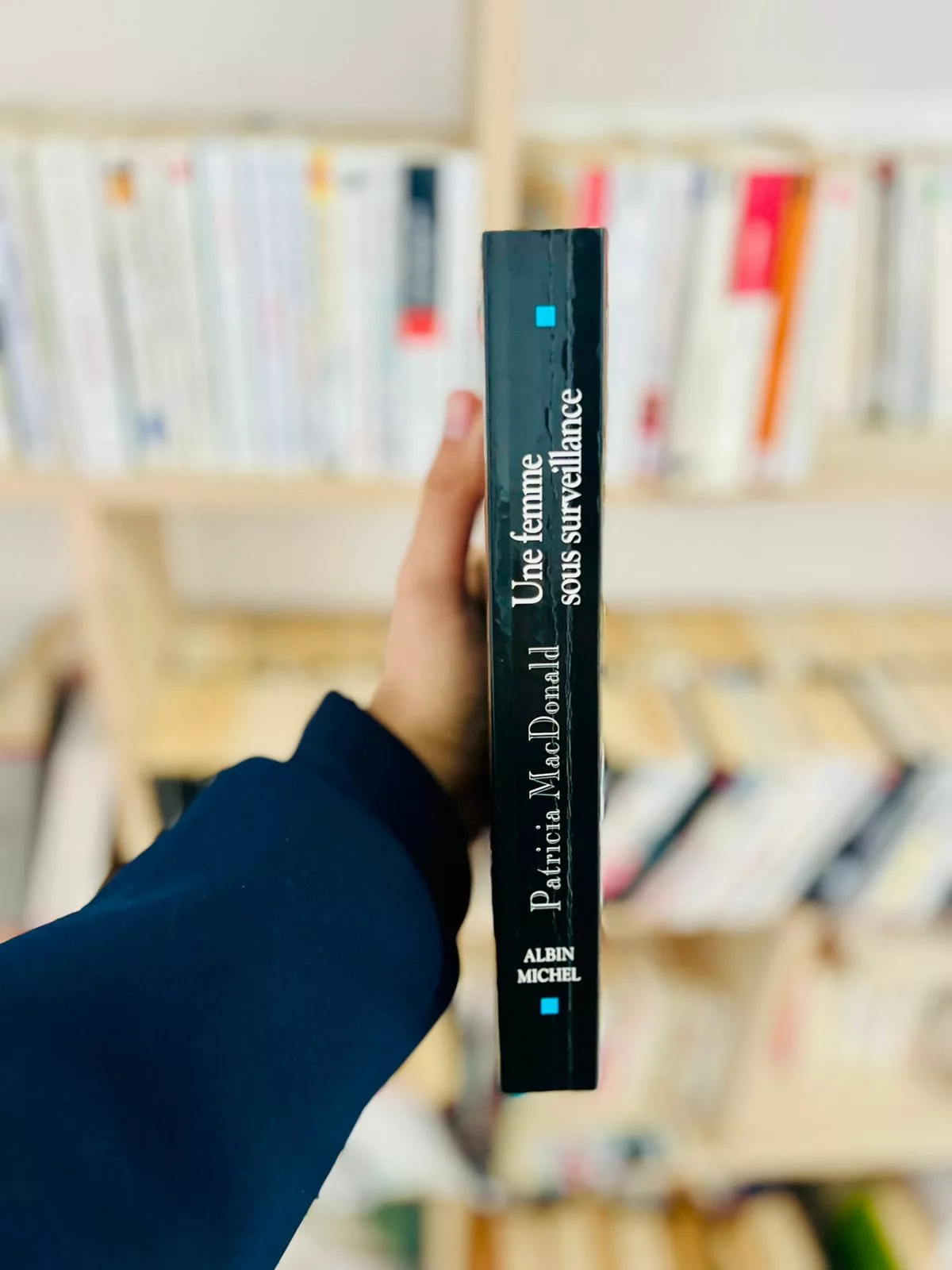 Une femme sous surveillance