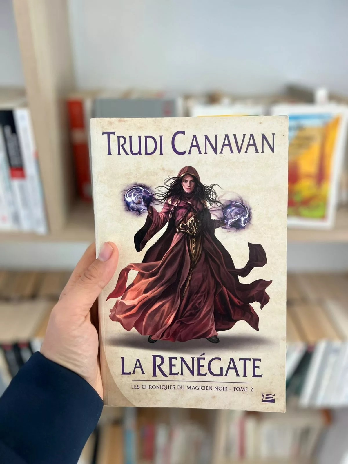 Les Chroniques du magicien noir, tome 2 : La Renégate