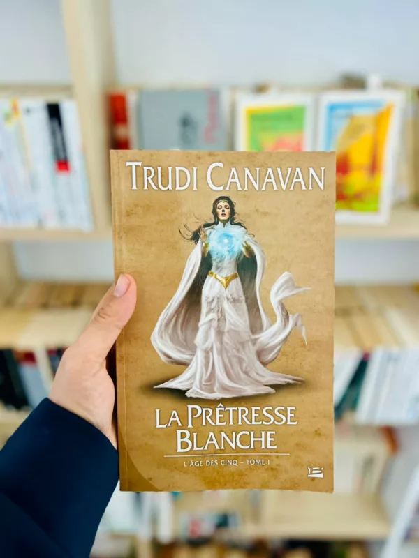 L’âge des cinq, tome 1 : La prêtresse blanche