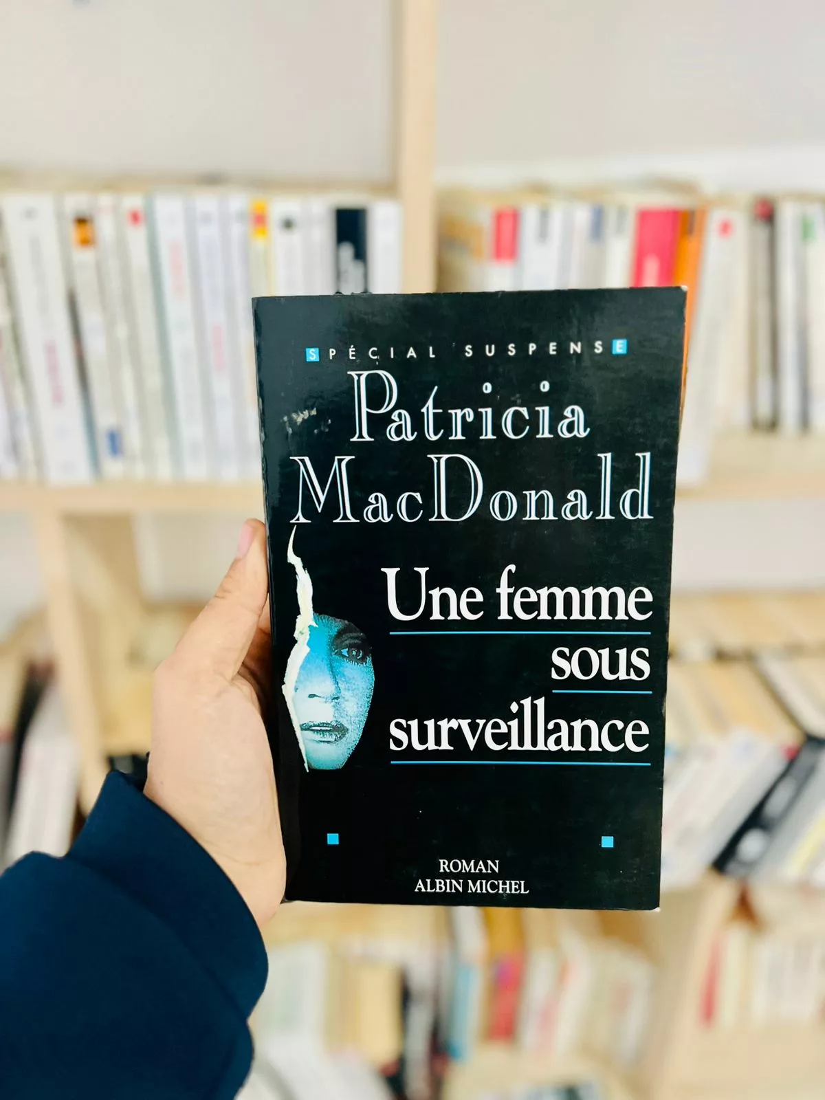 Une femme sous surveillance