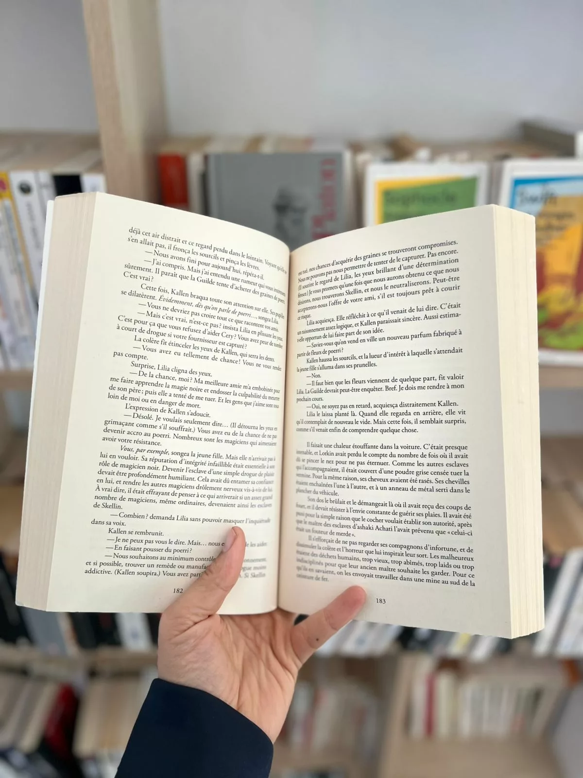 Les Chroniques du magicien noir, Tome 3 : La reine traitresse