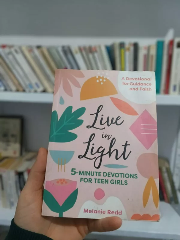 Live in Light: 5-Minute Devotions for Teen Girls 1 Live in Light: 5-Minute Devotions for Teen Girls
