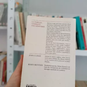 John Cleese (Monty Python) a suivi, pendant près de quatre ans, une thérapie de groupe car il souffrait de symptômes psychosomatiques inguérissables par la médecine traditionnelle. Très rapidement, il a réalisé que certaines habitudes ancrées en lui depuis toujours nuisaient à son épanouissement. Et où avait-il intégré ces croyances ? Dans sa famille bien sûr ! Le dialogue léger et profond, qu'il entretient ici avec son psy dévoile les découvertes majeures de la thérapie familiale. La plus grande originalité de Skynner est d'avoir étudié les lois qui régulent la vie de familles qu'il qualifie «en bonne santé», et d'en avoir dessiné les grands traits: clarté des limites entre parents et enfants, autorité efficace des adultes, communication fluide des émotions. Le ton ironique de son patient lui permet d'aborder les sujets les plus sérieux avec un humour typiquement british. C'est long, mais on en redemanderait presque !