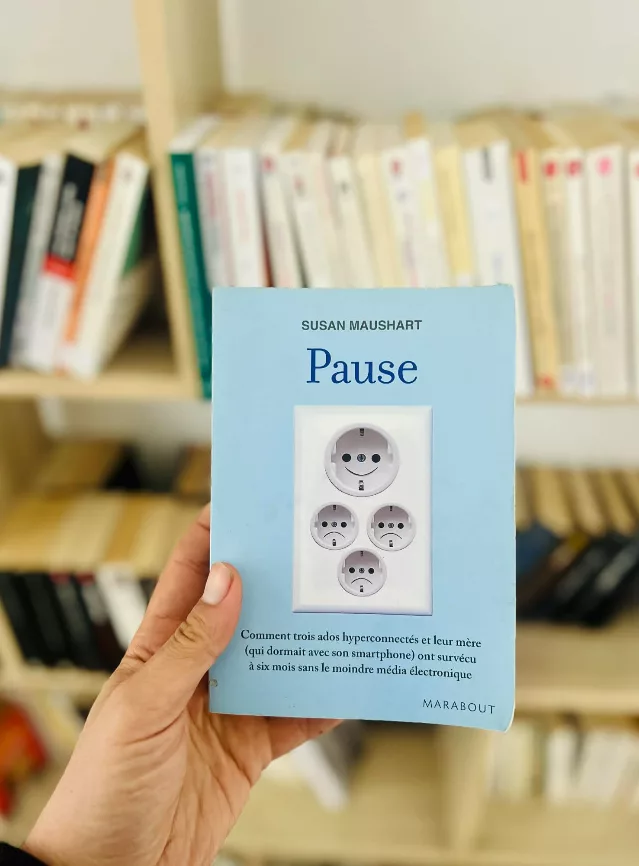 Pause : Comment trois ados hyperconnectés et leur mère (qui dormait avec son smartphone) ont survécu à six mois sans le moindre média électronique de Susan Maushart