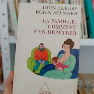 John Cleese (Monty Python) a suivi, pendant près de quatre ans, une thérapie de groupe car il souffrait de symptômes psychosomatiques inguérissables par la médecine traditionnelle. Très rapidement, il a réalisé que certaines habitudes ancrées en lui depuis toujours nuisaient à son épanouissement. Et où avait-il intégré ces croyances ? Dans sa famille bien sûr ! Le dialogue léger et profond, qu'il entretient ici avec son psy dévoile les découvertes majeures de la thérapie familiale. La plus grande originalité de Skynner est d'avoir étudié les lois qui régulent la vie de familles qu'il qualifie «en bonne santé», et d'en avoir dessiné les grands traits: clarté des limites entre parents et enfants, autorité efficace des adultes, communication fluide des émotions. Le ton ironique de son patient lui permet d'aborder les sujets les plus sérieux avec un humour typiquement british. C'est long, mais on en redemanderait presque !