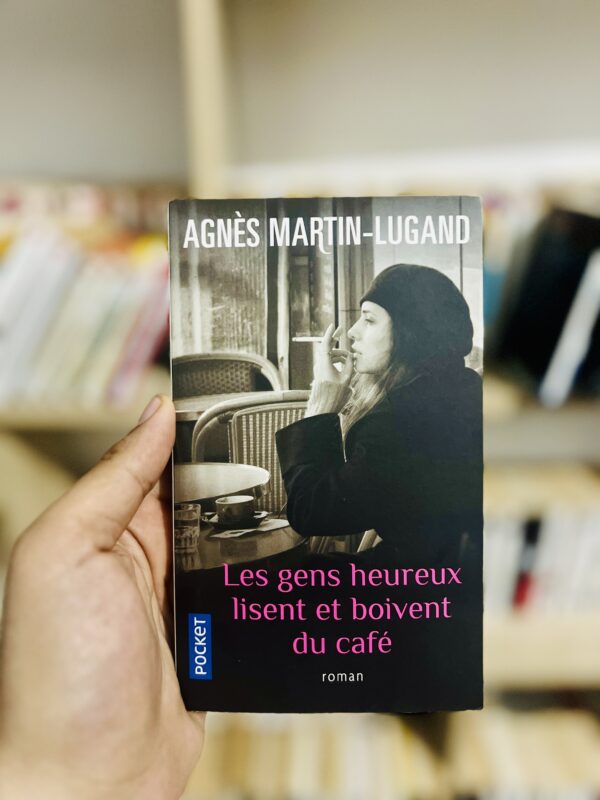 Les gens heureux lisent et boivent du café 1 Les gens heureux lisent et boivent du café