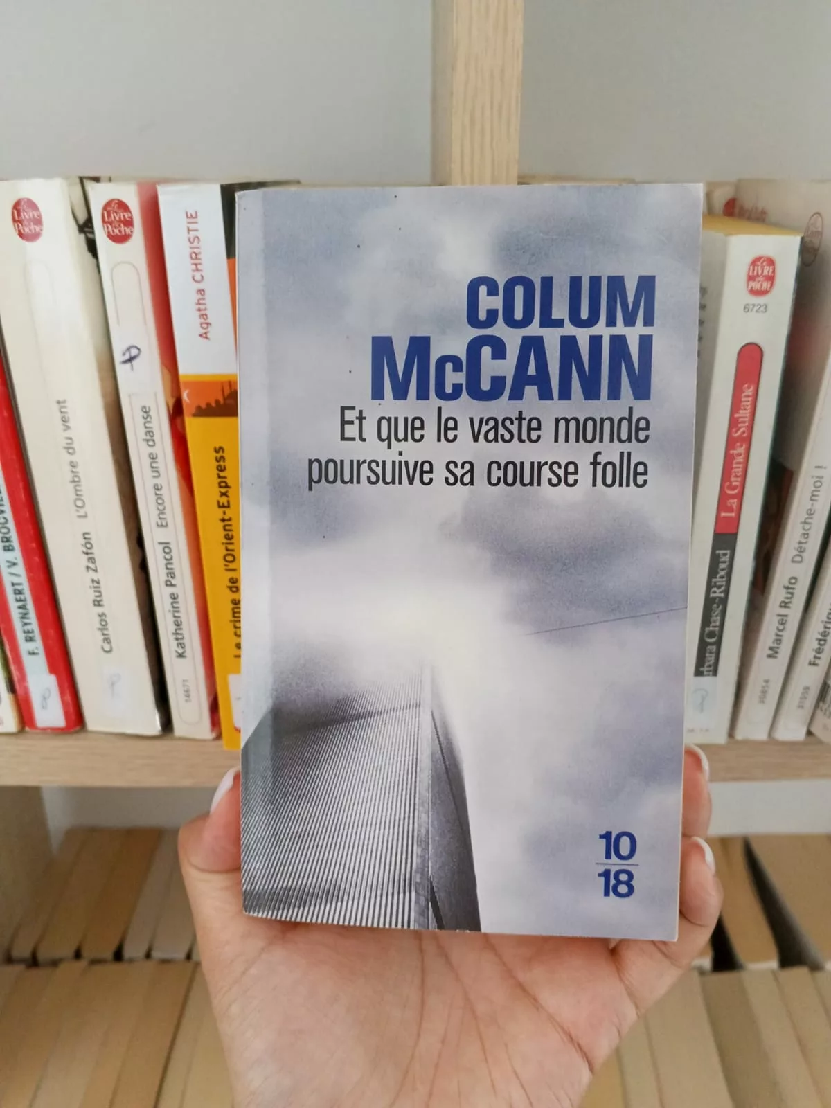 Et que le vaste monde poursuive sa course folle