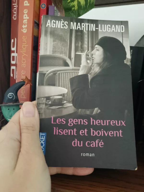 Les gens heureux lisent et boivent du café