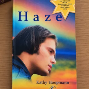 Livre Haze sur table en bois 1